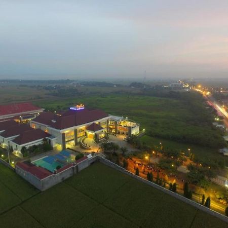 Regina Hotel Pemalang Buitenkant foto