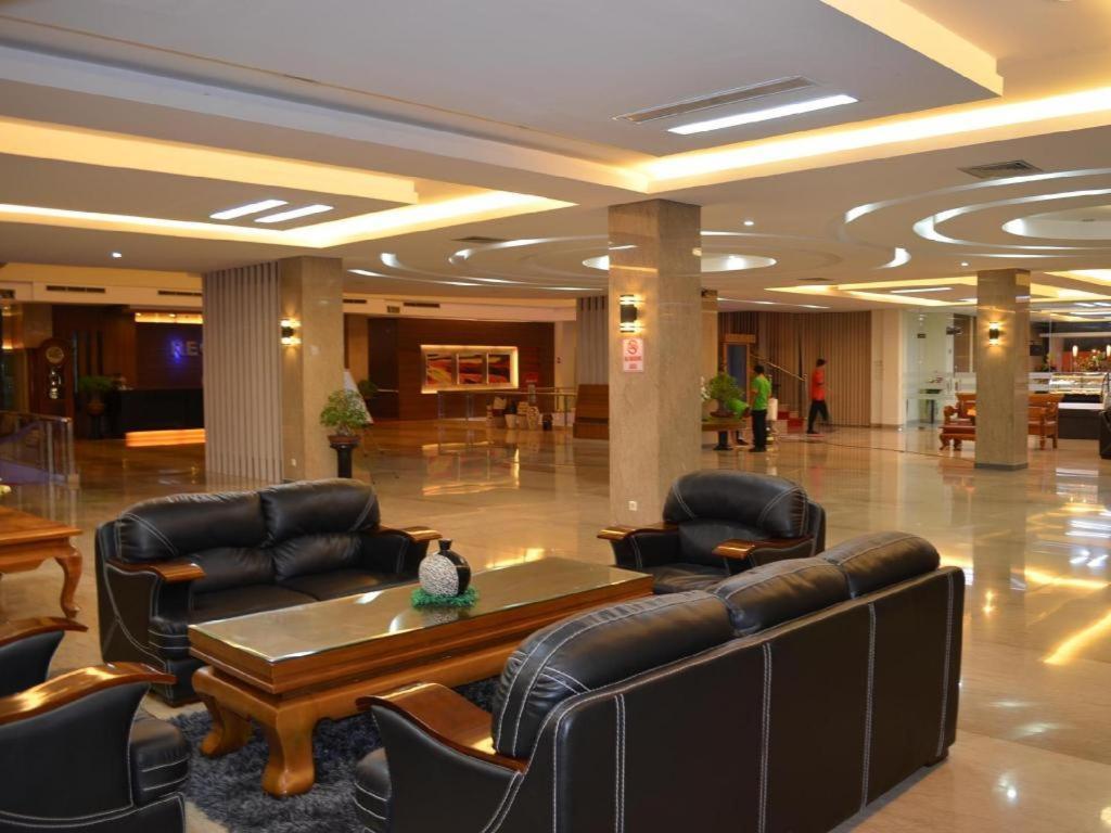 Regina Hotel Pemalang Buitenkant foto