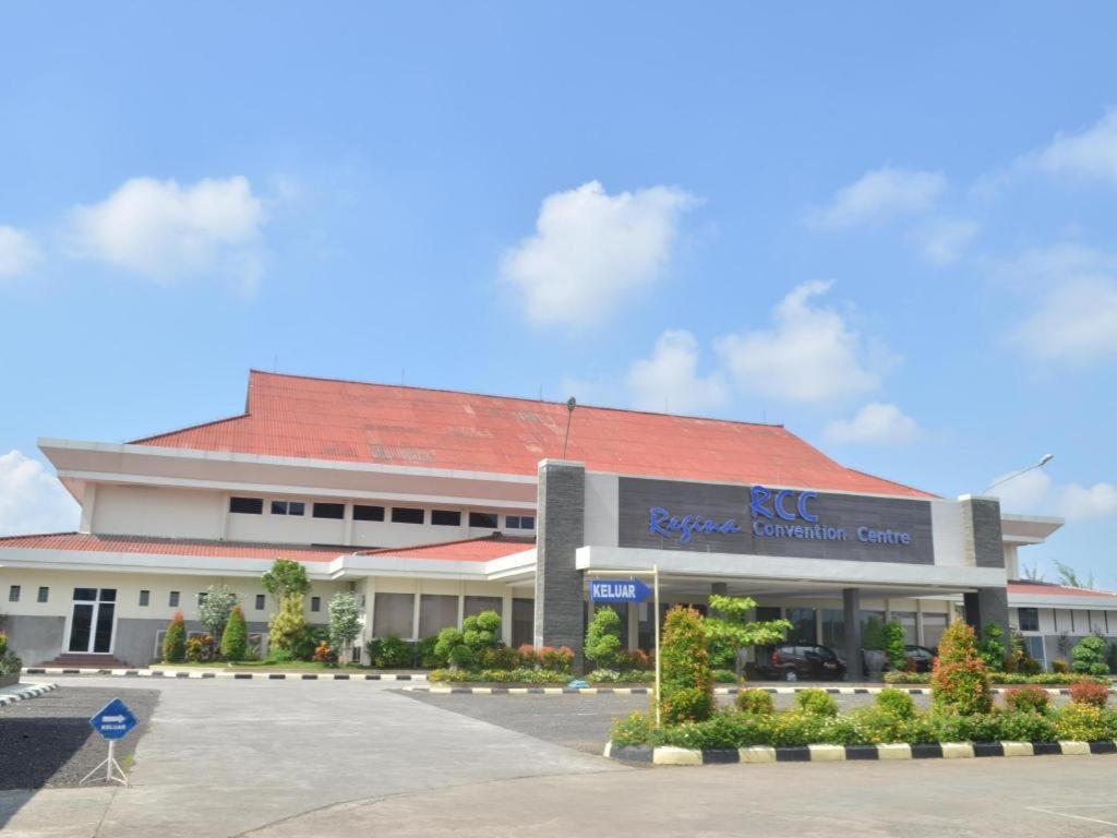 Regina Hotel Pemalang Buitenkant foto