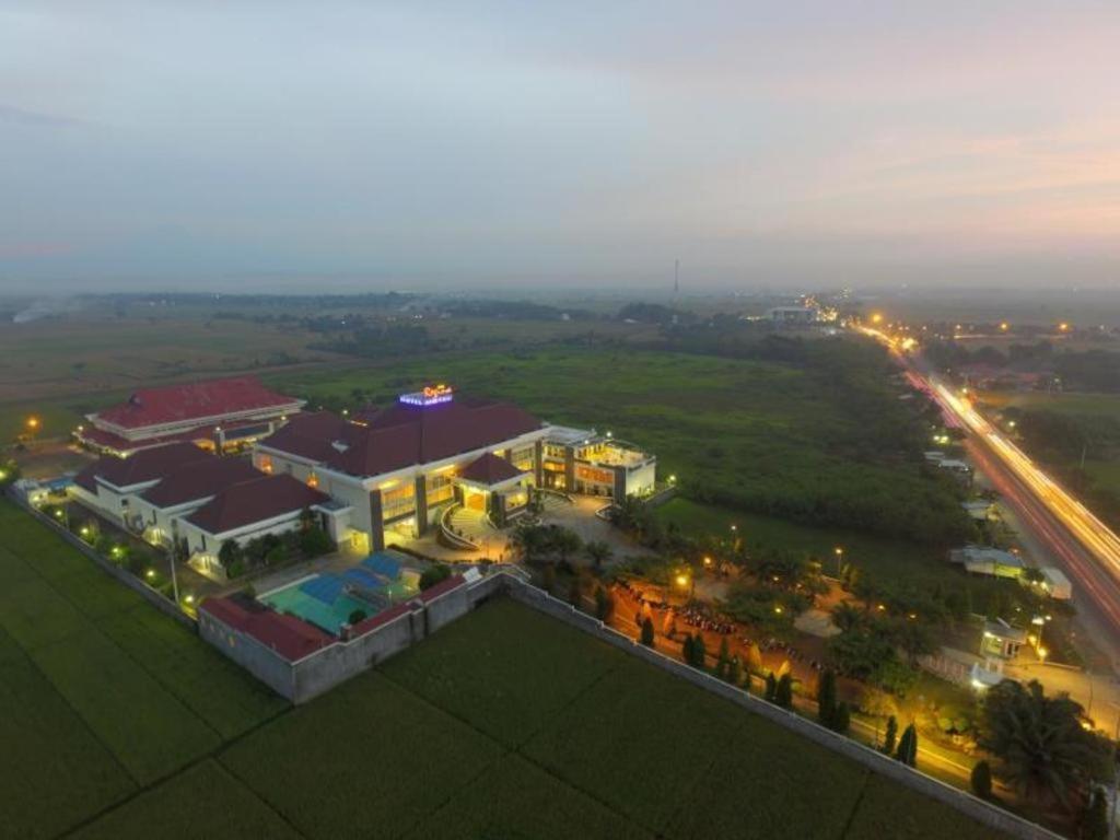 Regina Hotel Pemalang Buitenkant foto
