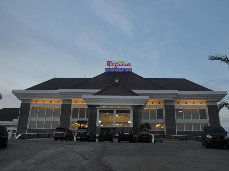 Regina Hotel Pemalang Buitenkant foto