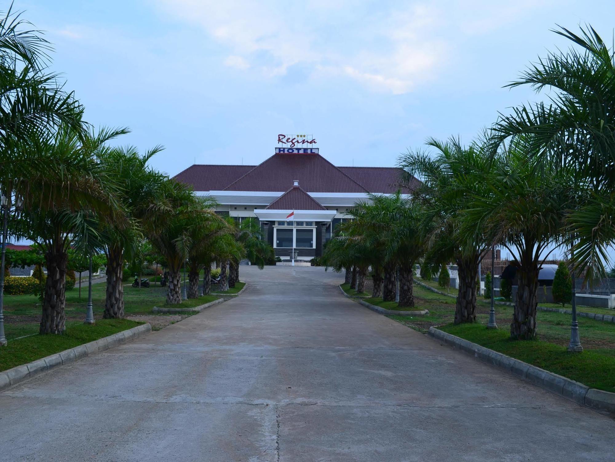 Regina Hotel Pemalang Buitenkant foto