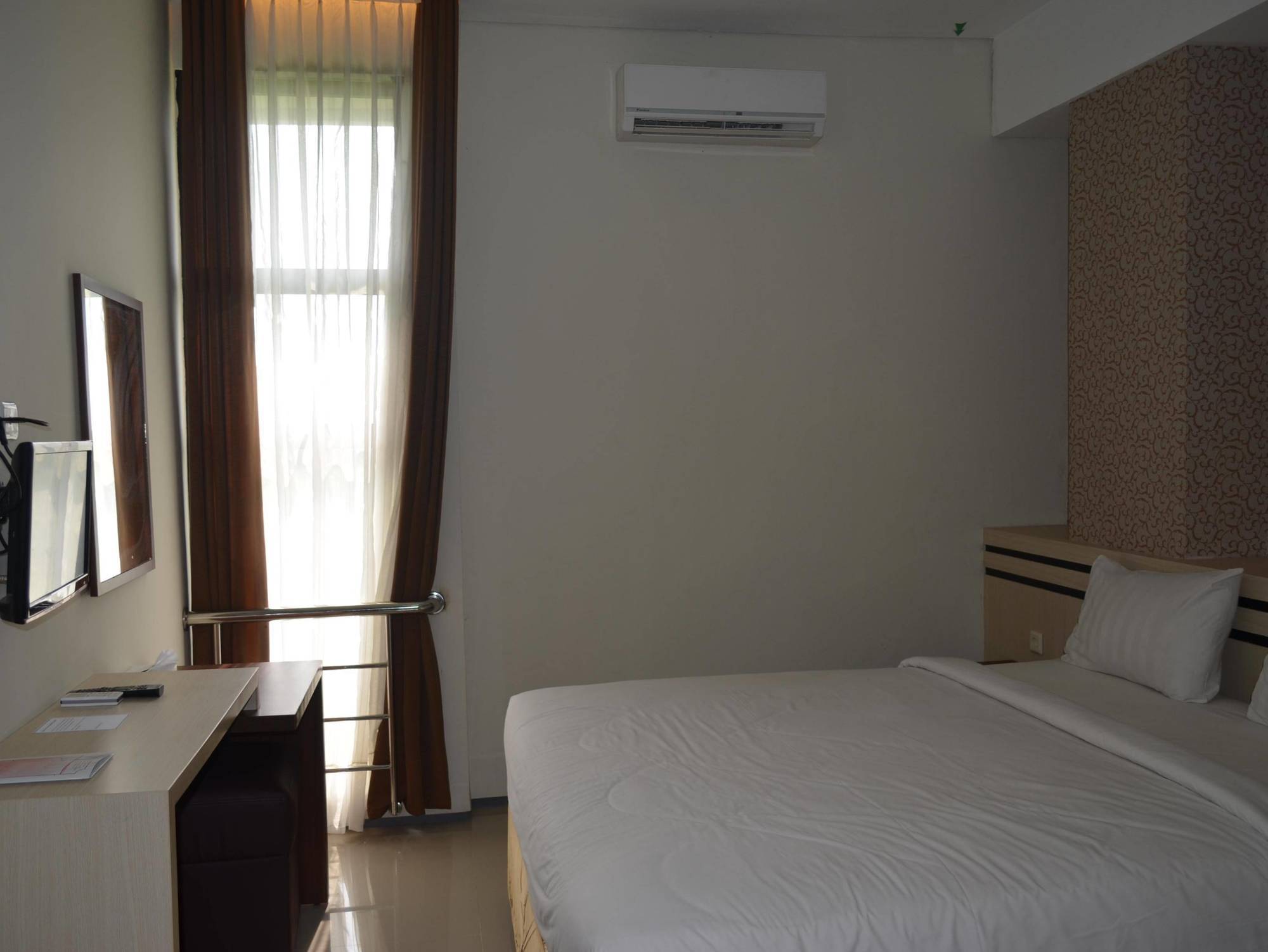 Regina Hotel Pemalang Buitenkant foto