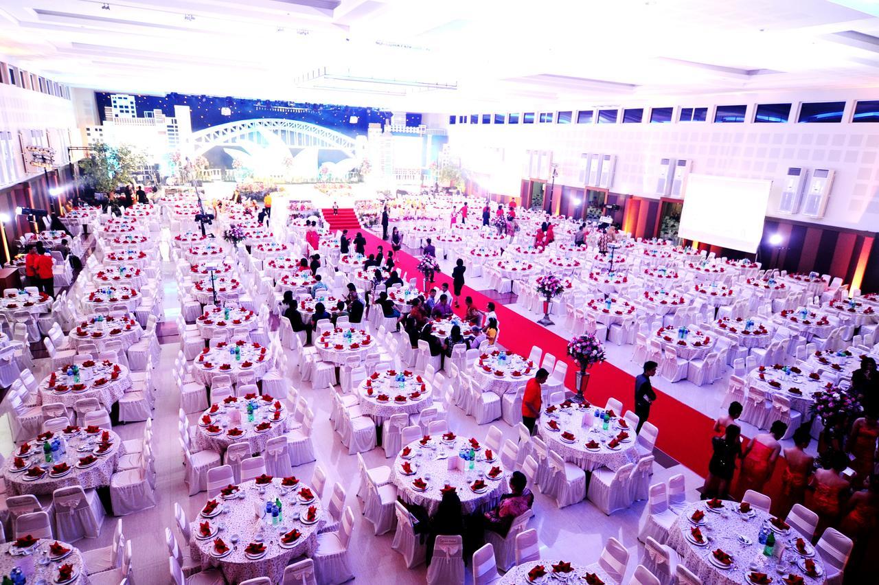 Regina Hotel Pemalang Buitenkant foto