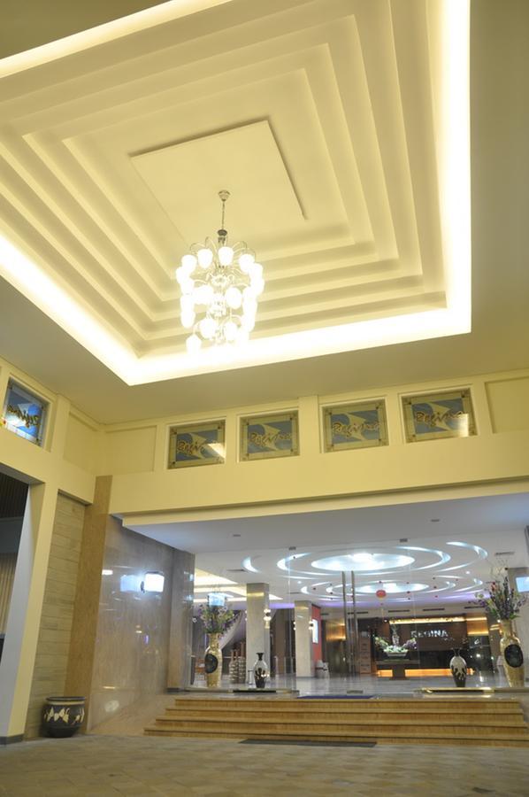 Regina Hotel Pemalang Buitenkant foto