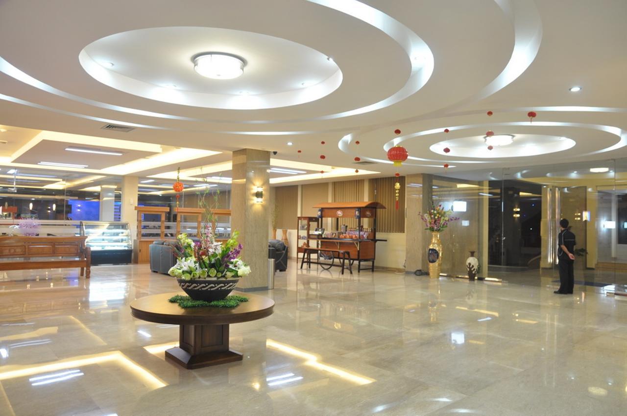Regina Hotel Pemalang Buitenkant foto