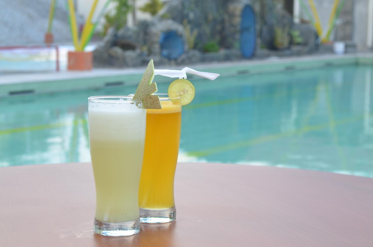 Regina Hotel Pemalang Buitenkant foto