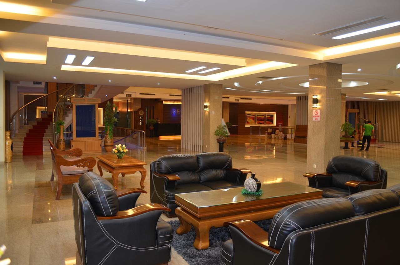 Regina Hotel Pemalang Buitenkant foto