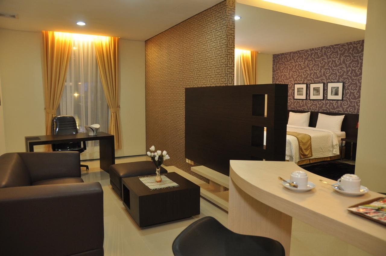 Regina Hotel Pemalang Buitenkant foto