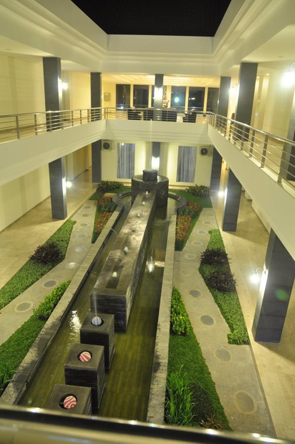 Regina Hotel Pemalang Buitenkant foto