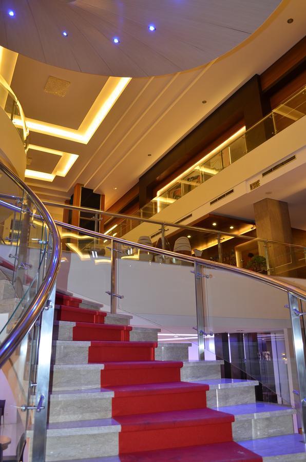 Regina Hotel Pemalang Buitenkant foto