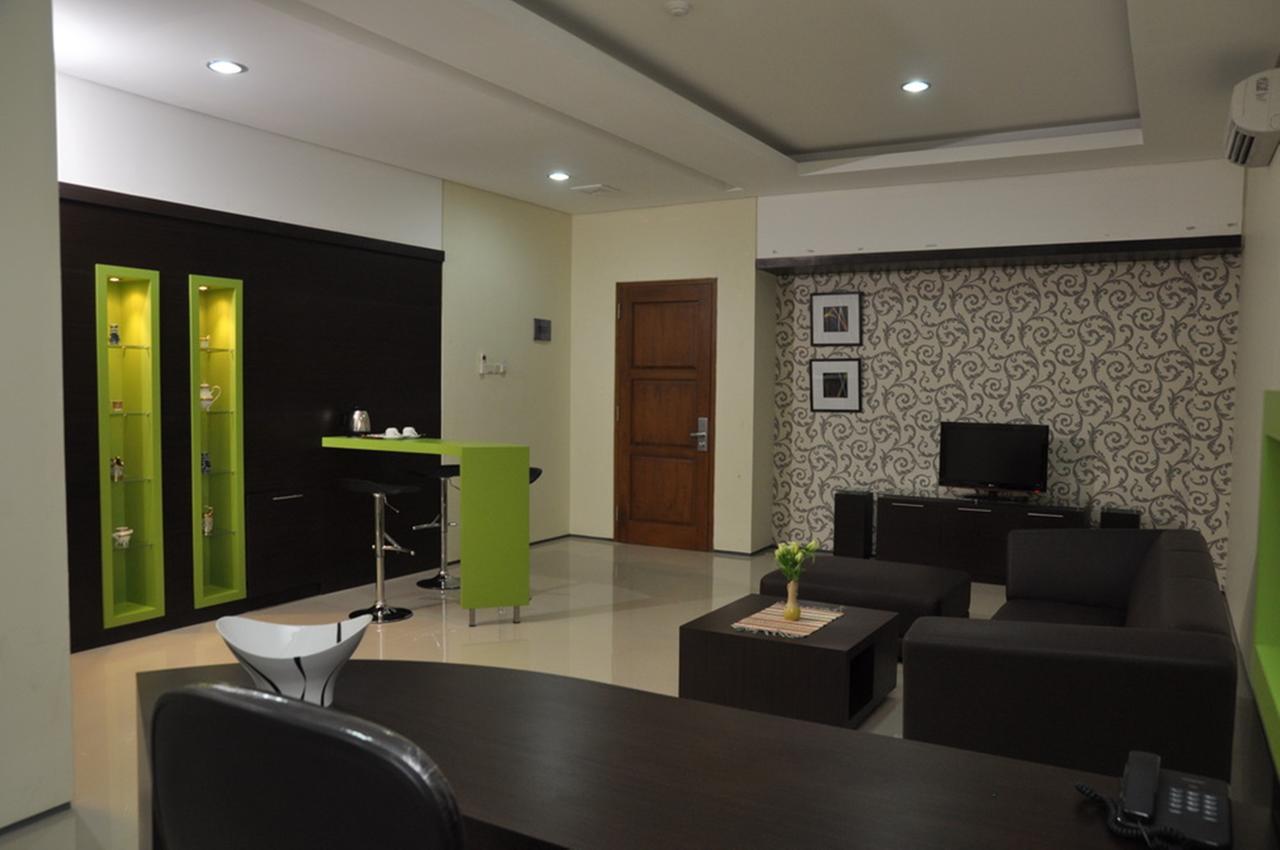 Regina Hotel Pemalang Buitenkant foto
