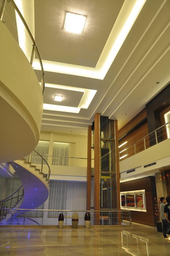 Regina Hotel Pemalang Buitenkant foto