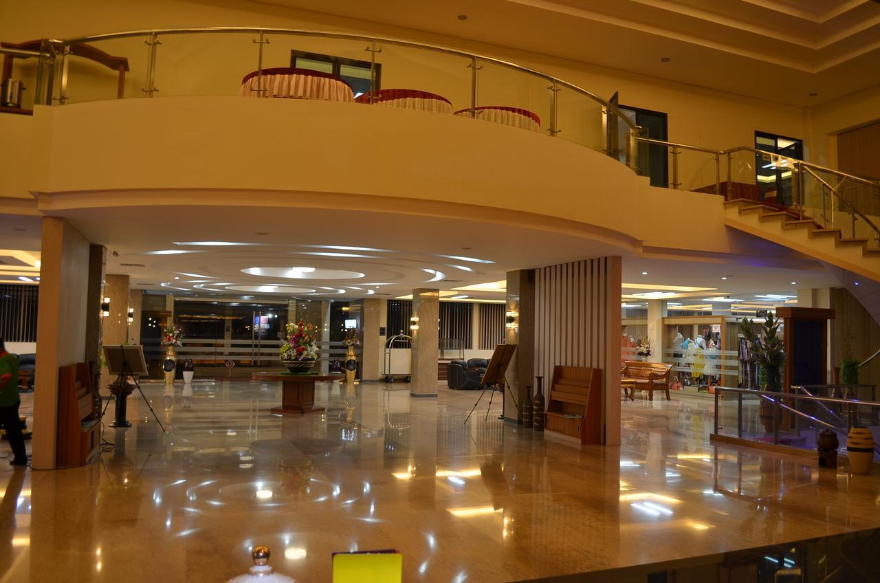Regina Hotel Pemalang Buitenkant foto