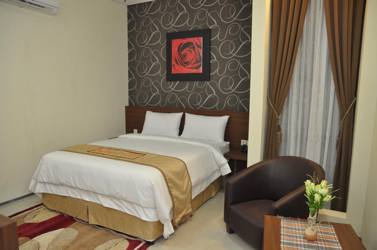 Regina Hotel Pemalang Buitenkant foto
