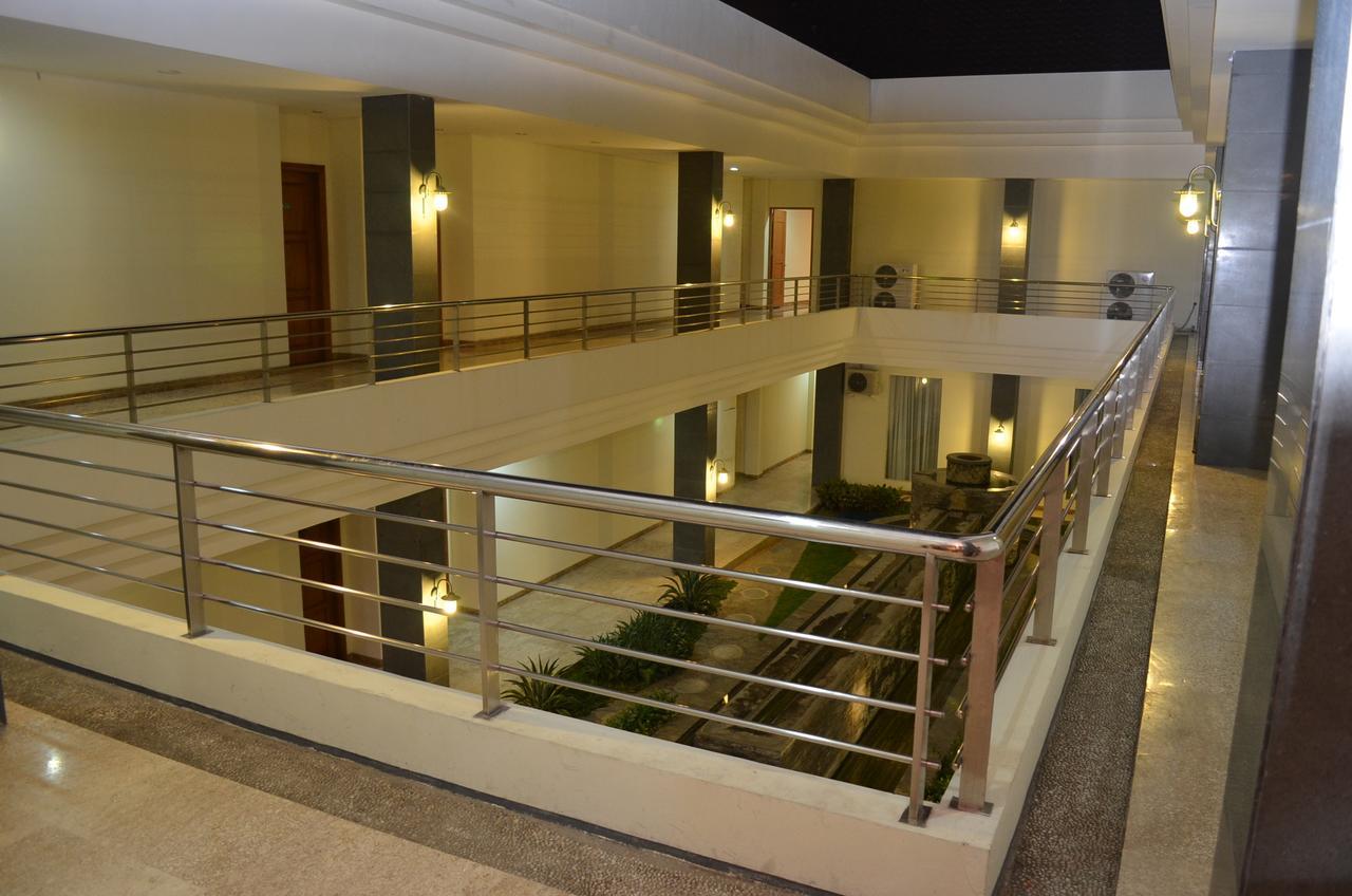 Regina Hotel Pemalang Buitenkant foto