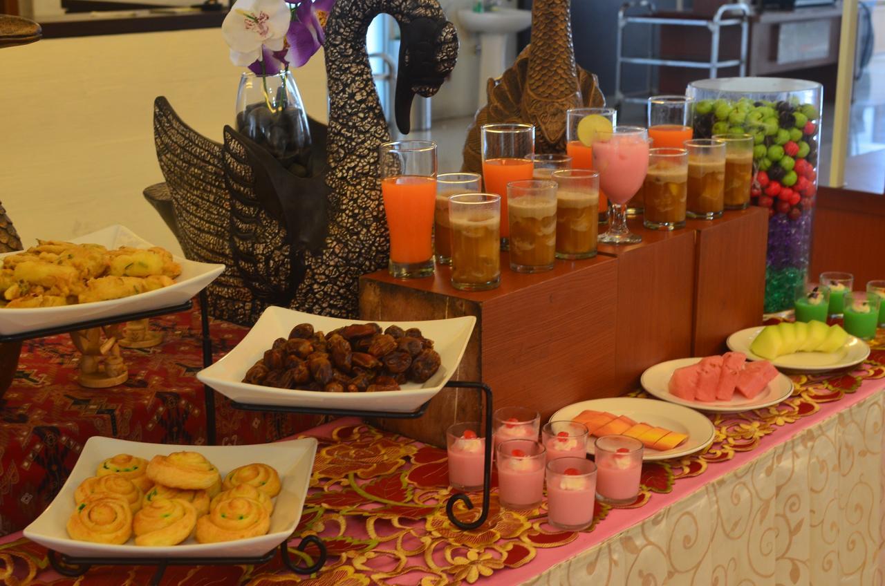 Regina Hotel Pemalang Buitenkant foto