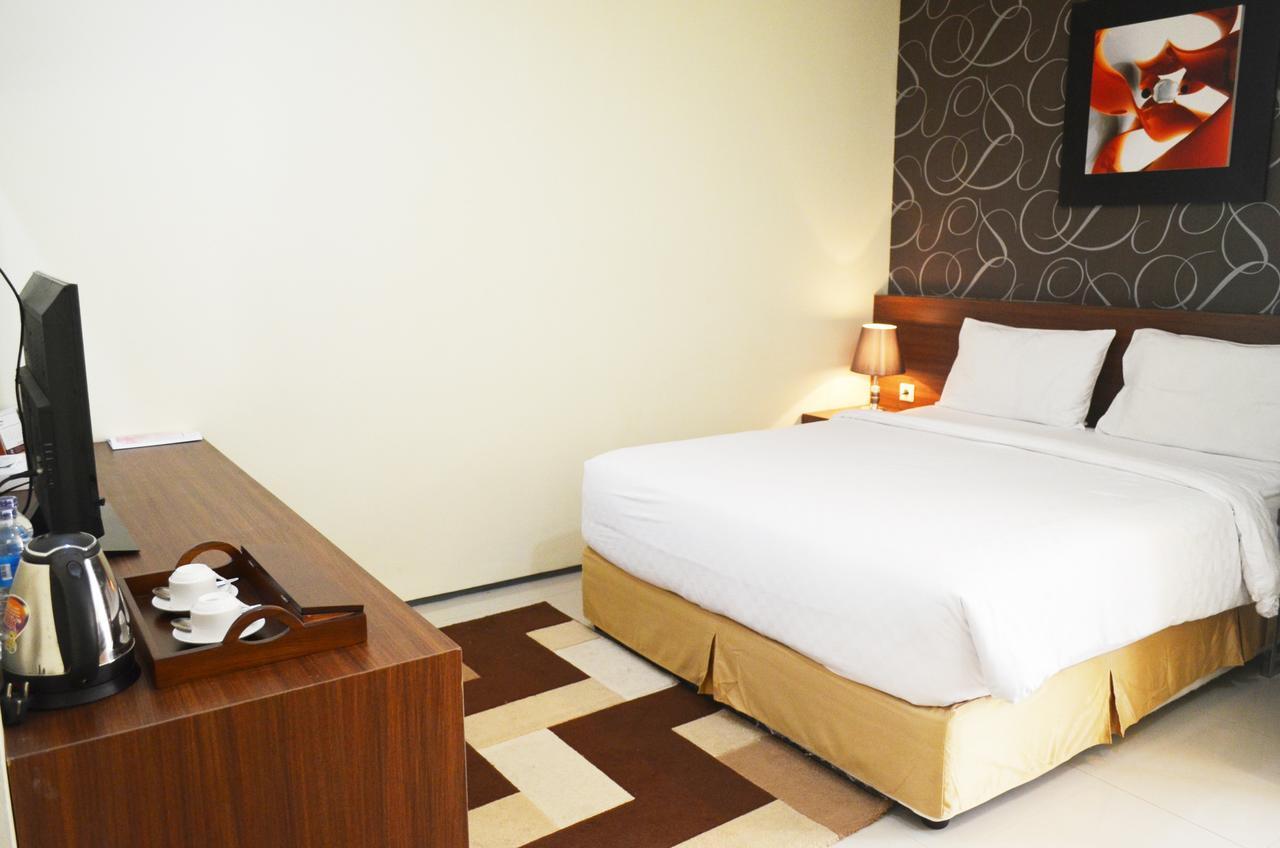 Regina Hotel Pemalang Buitenkant foto