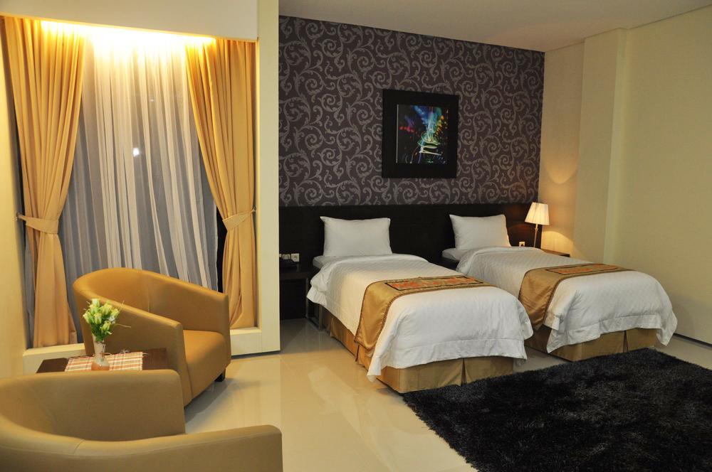 Regina Hotel Pemalang Buitenkant foto