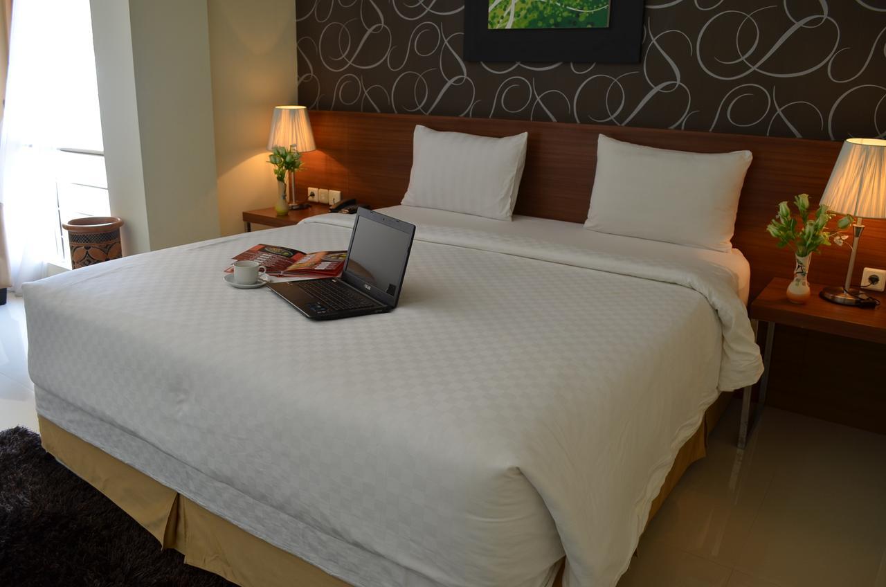 Regina Hotel Pemalang Buitenkant foto